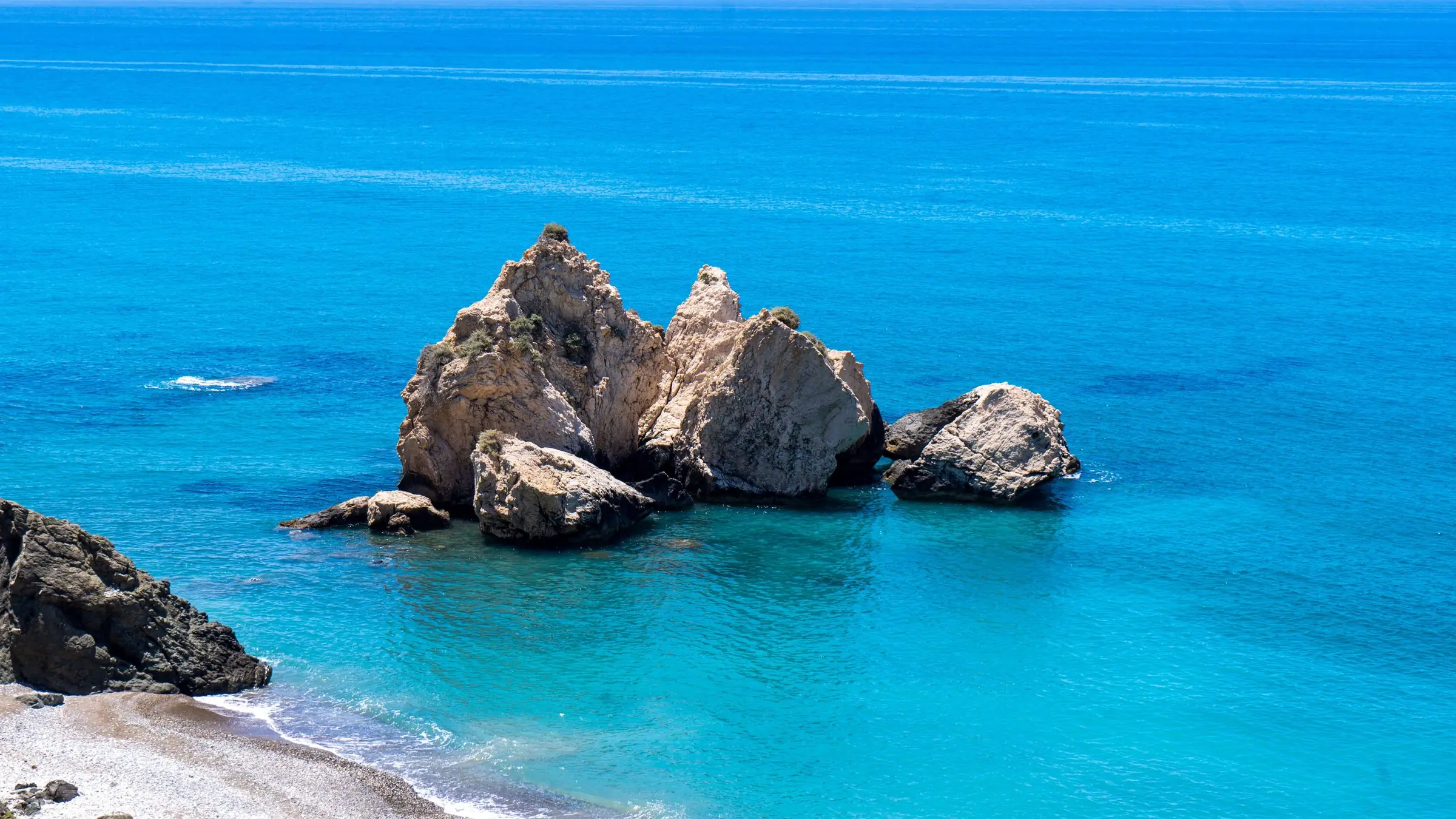 Petra tou Romiou, stânca Afroditei, în marea turcoaz de pe coasta de sud-vest a Ciprului
