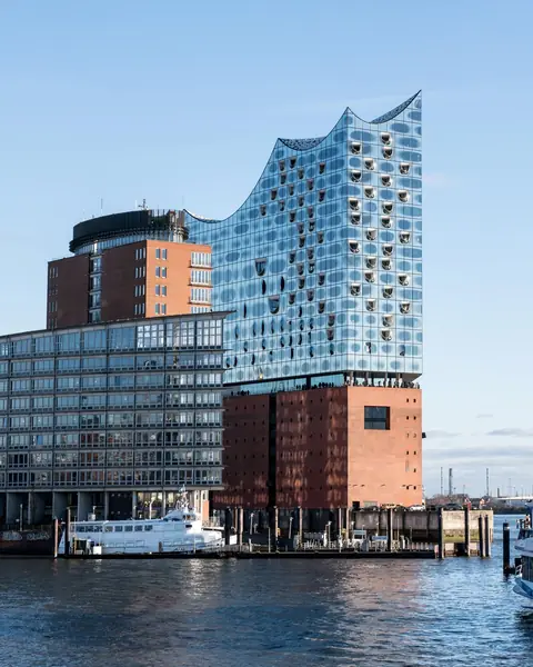 Elbphilharmonie și portul din Hamburg, cu vapoare de agrement la ponton