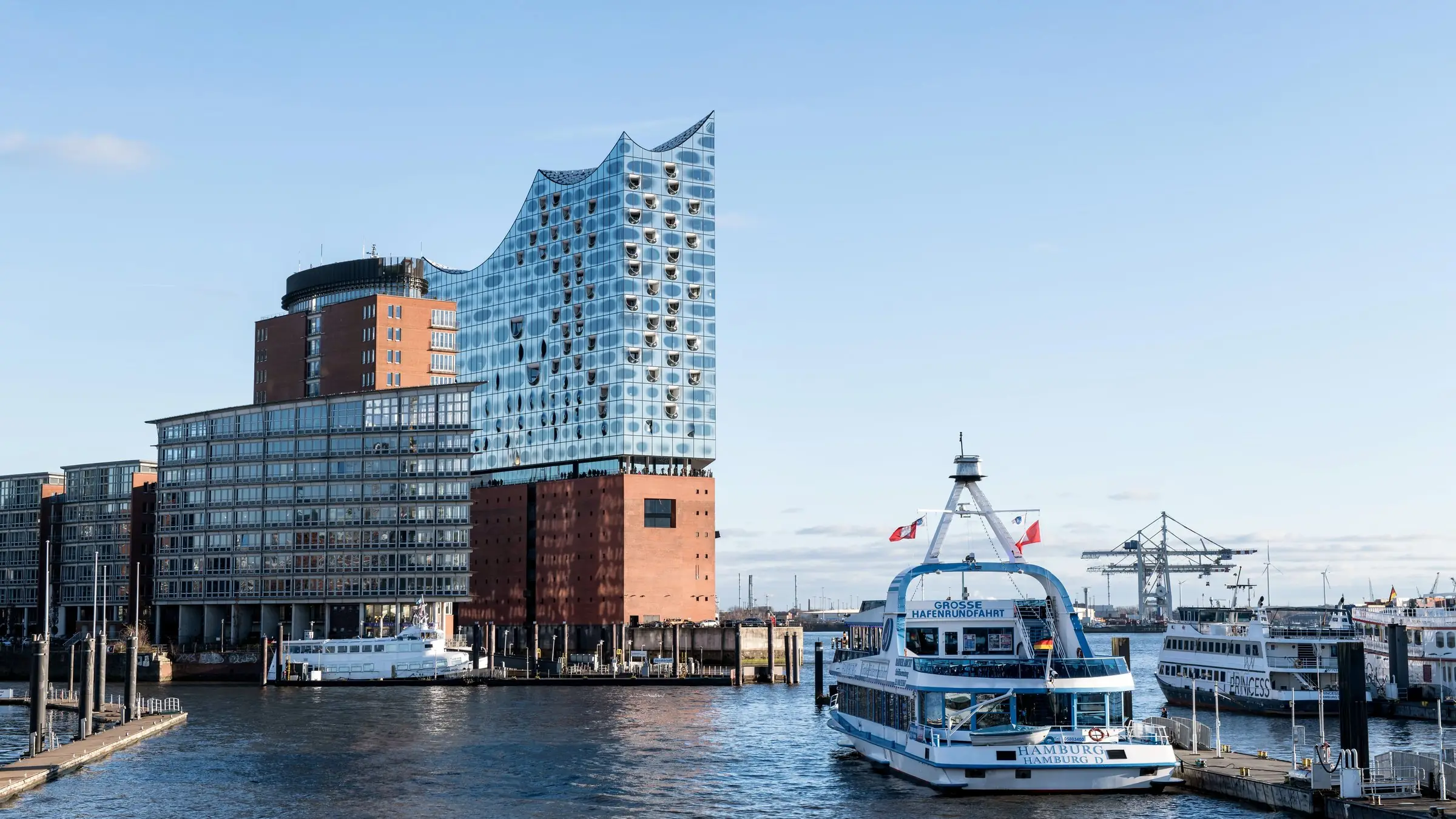 Elbphilharmonie și portul din Hamburg, cu vapoare de agrement la ponton