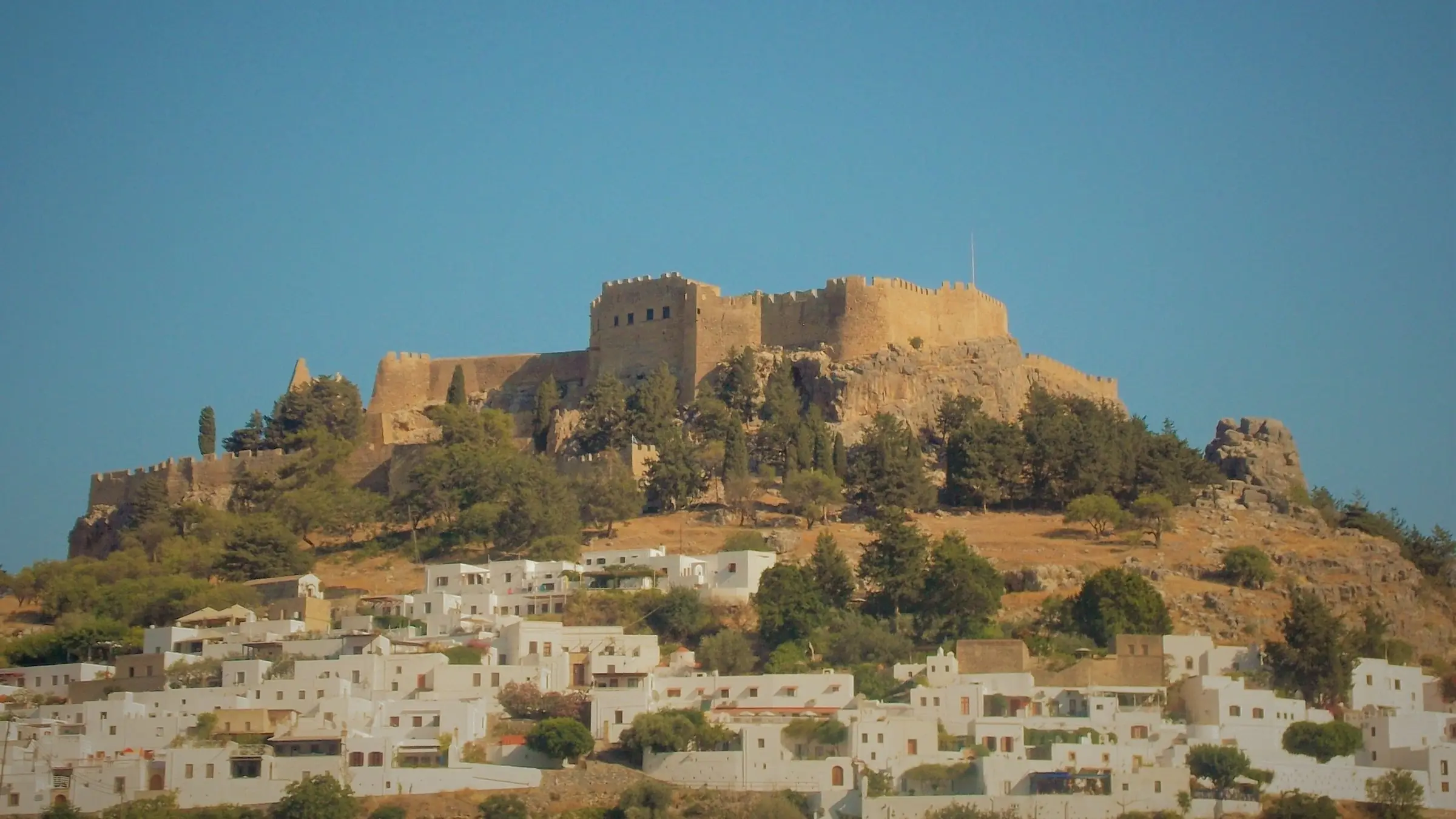 Acropola din Lindos pe deal, deasupra caselor albe, pe insula Rodos