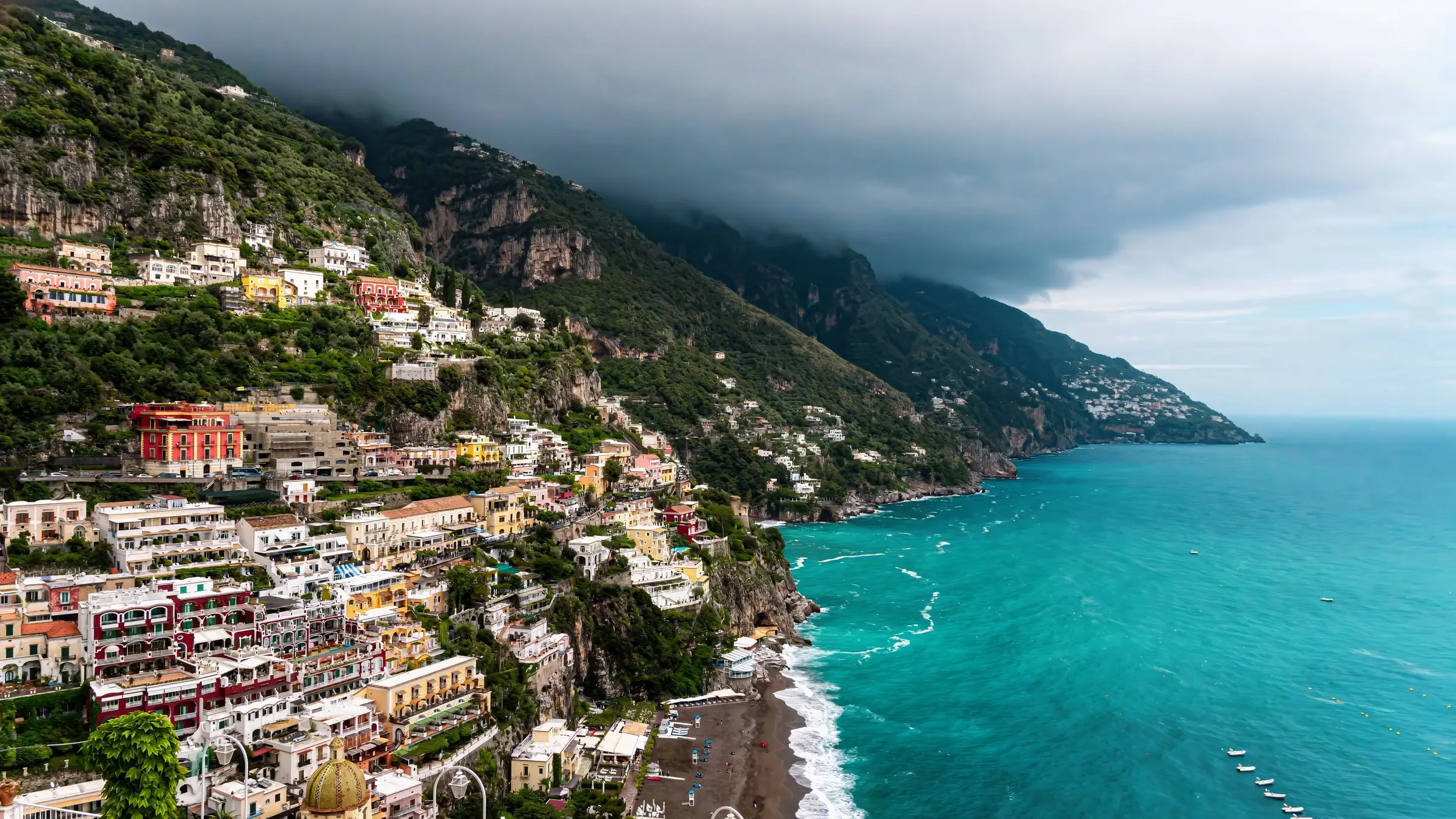 Positano pe Coasta Amalfitană, cu case colorate pe faleză deasupra mării turcoaz
