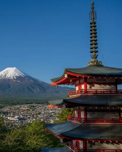 Pagoda Chureito și Muntele Fuji cu vârful înzăpezit, sub cer senin