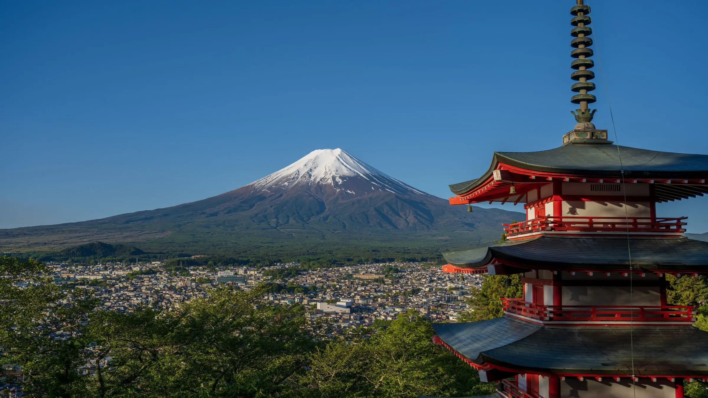 Pagoda Chureito și Muntele Fuji cu vârful înzăpezit, sub cer senin