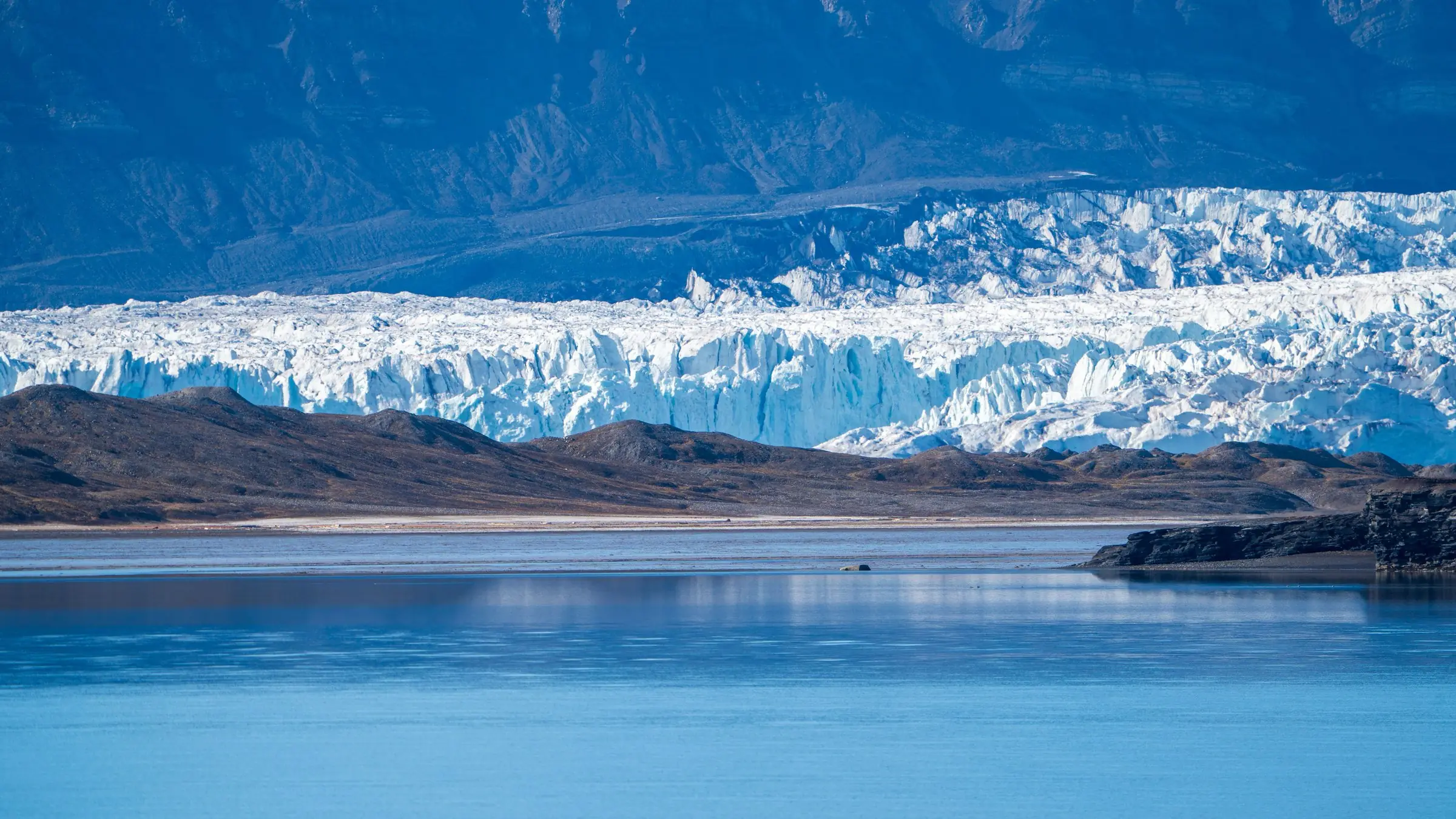 Ghețar care coboară spre un fiord liniștit în Svalbard, Norvegia