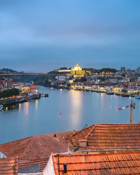 Porto la apus, cu râul Douro și acoperișurile de țiglă din prim-plan