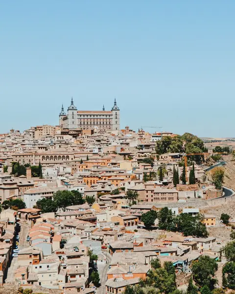 Toledo pe deal, cu Alcázarul deasupra orașului vechi și râul Tajo în defileu