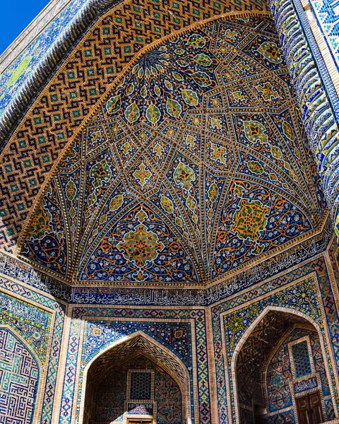 Portalul cu mozaicuri albastre al unei madrase din Piața Registan, Samarkand