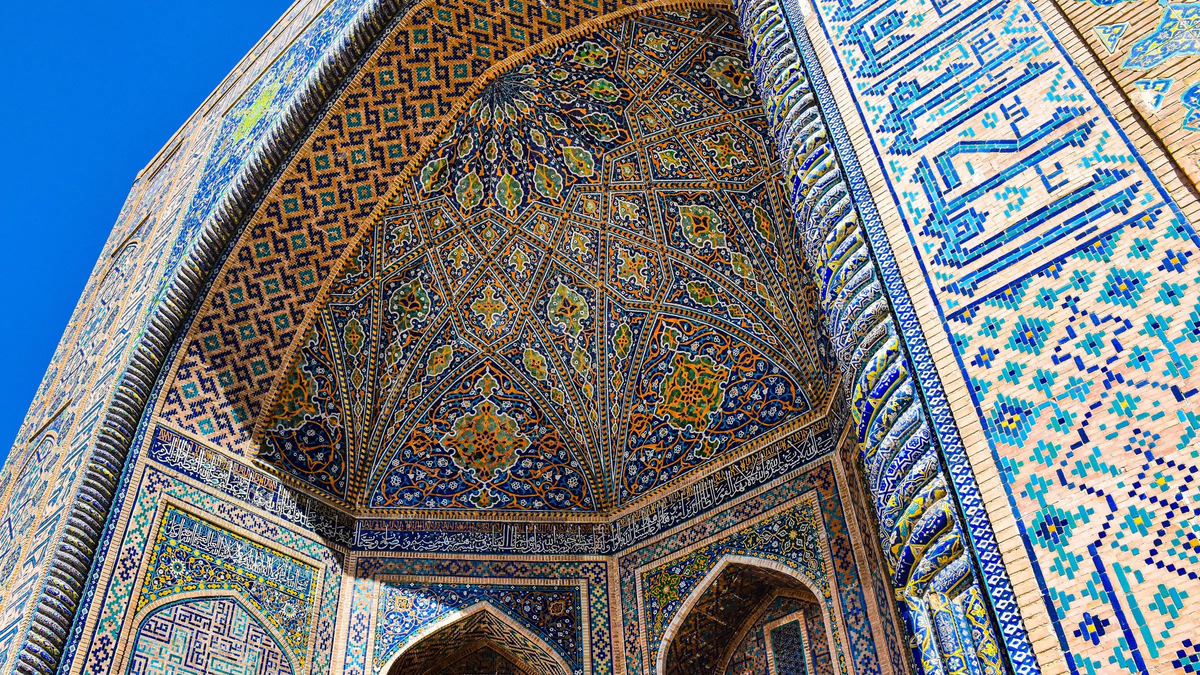Portalul cu mozaicuri albastre al unei madrase din Piața Registan, Samarkand