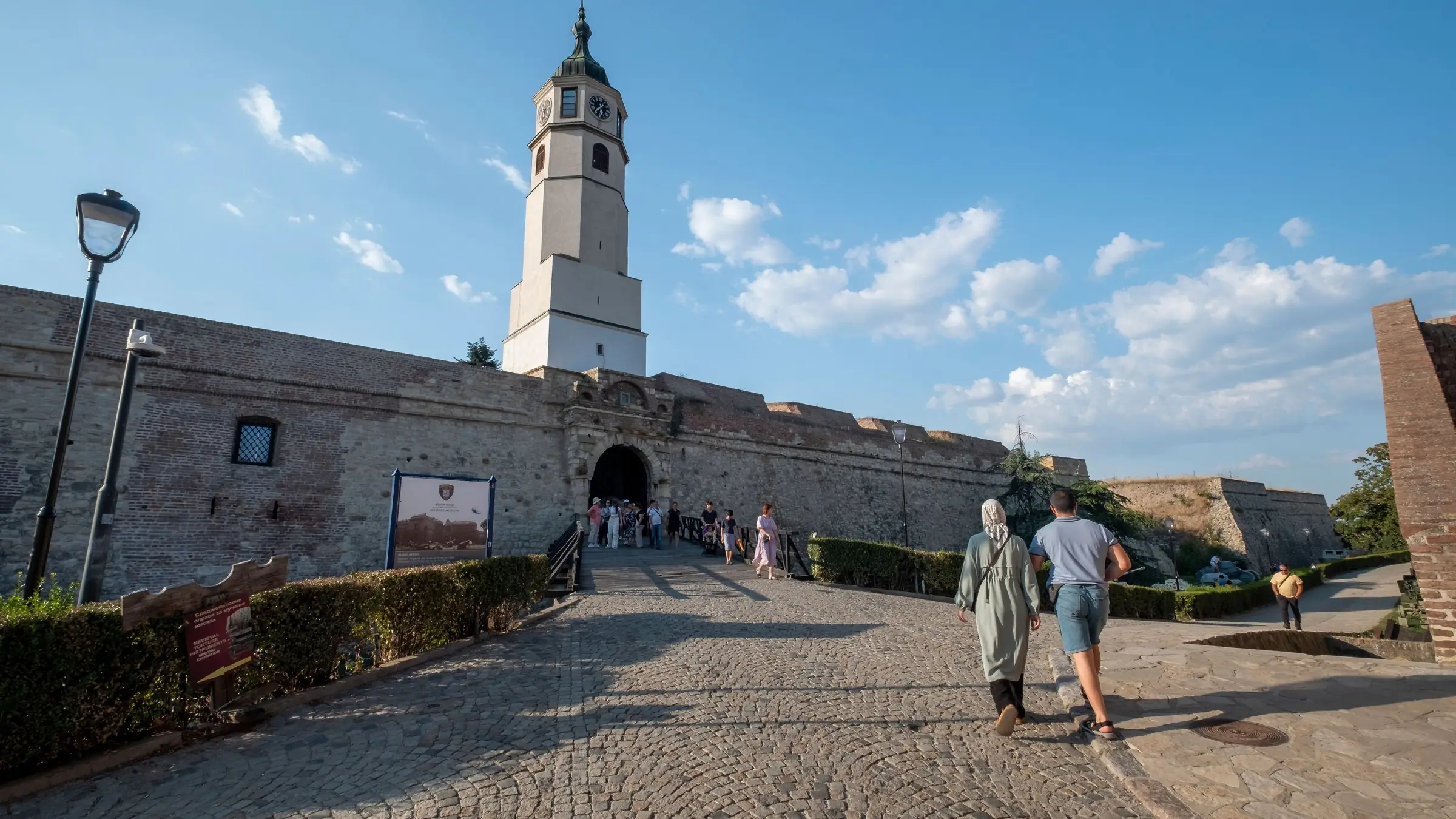 Turnul cu ceas și zidurile cetății Kalemegdan din Belgrad