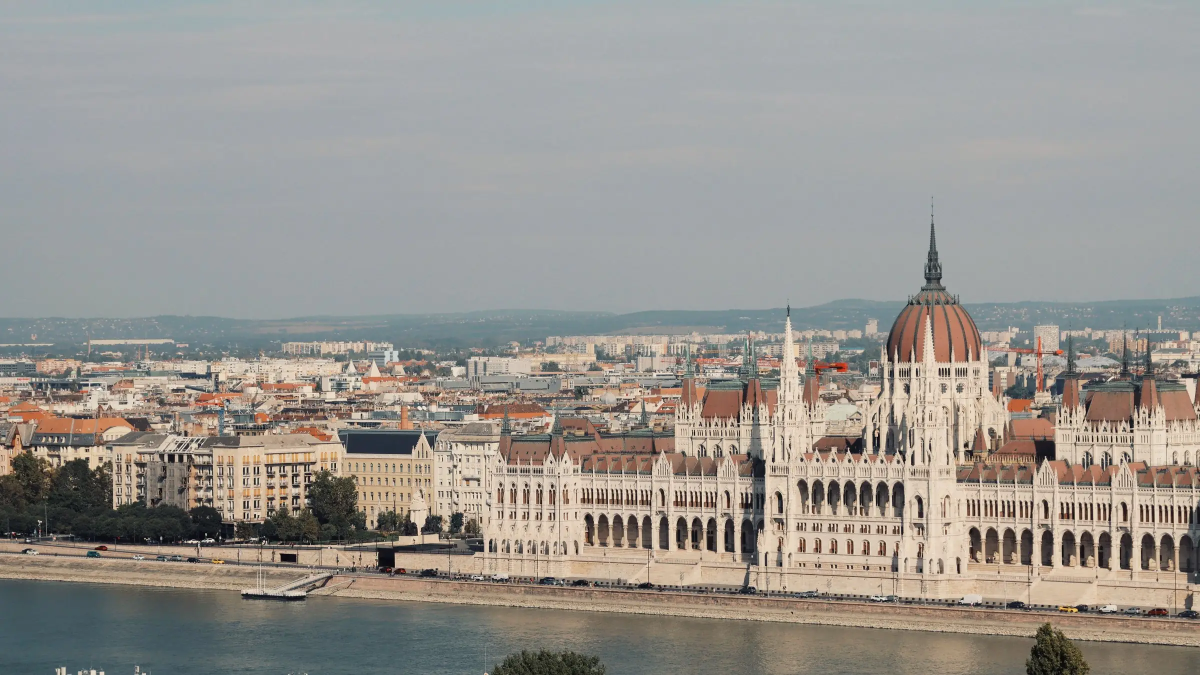 Parlamentul din Budapesta pe malul Dunării