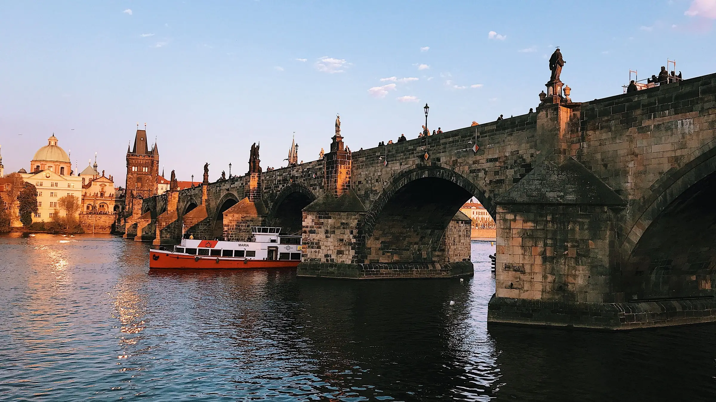 Podul Carol peste Vltava, la apus, în Praga