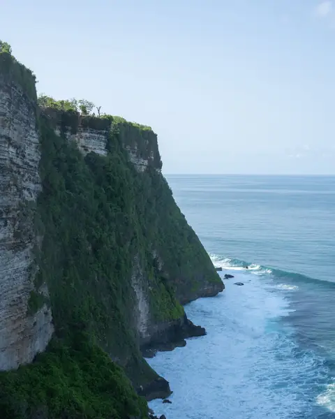 Falezele de la Uluwatu, în sudul insulei Bali, deasupra Oceanului Indian