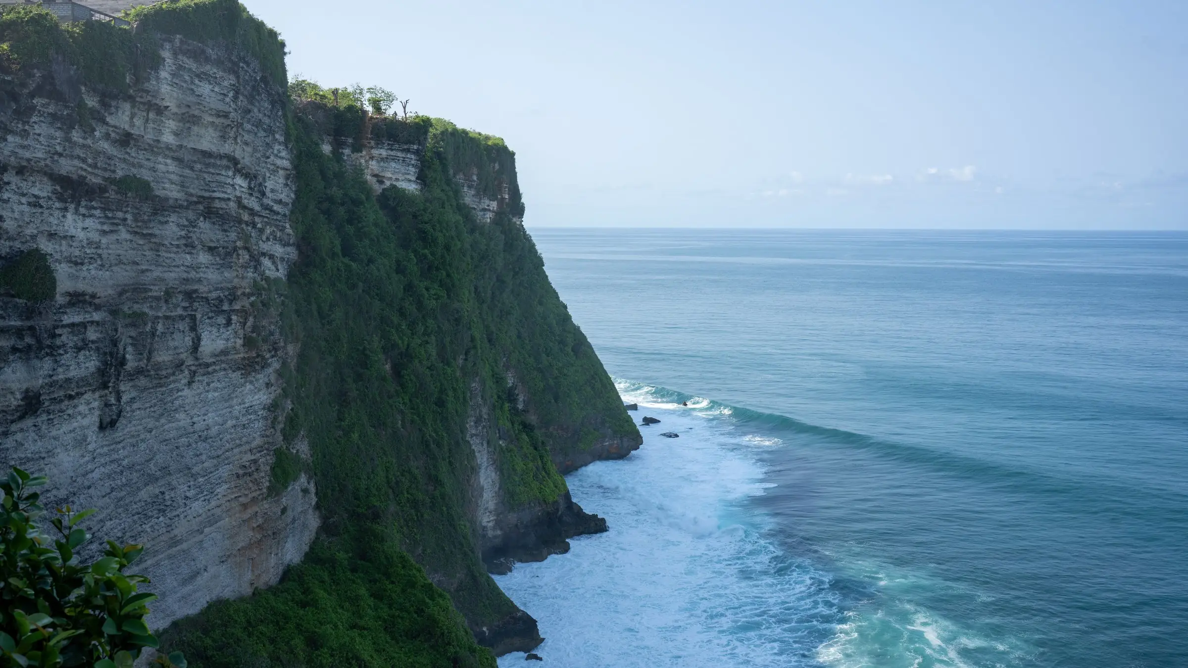 Falezele de la Uluwatu, în sudul insulei Bali, deasupra Oceanului Indian