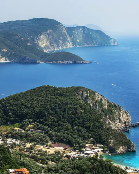 Fortăreața veche din orașul Corfu, cu velieri în port