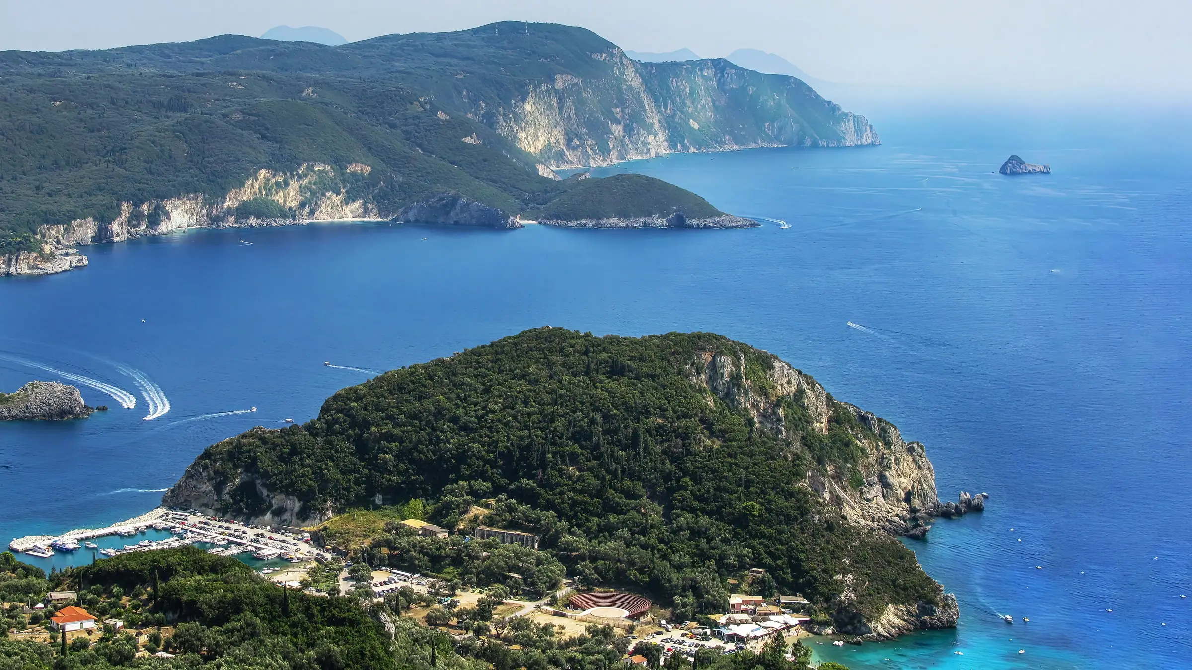Fortăreața veche din orașul Corfu, cu velieri în port