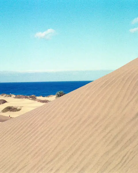 Dunele de nisip din Maspalomas, cu oceanul în fundal, Gran Canaria