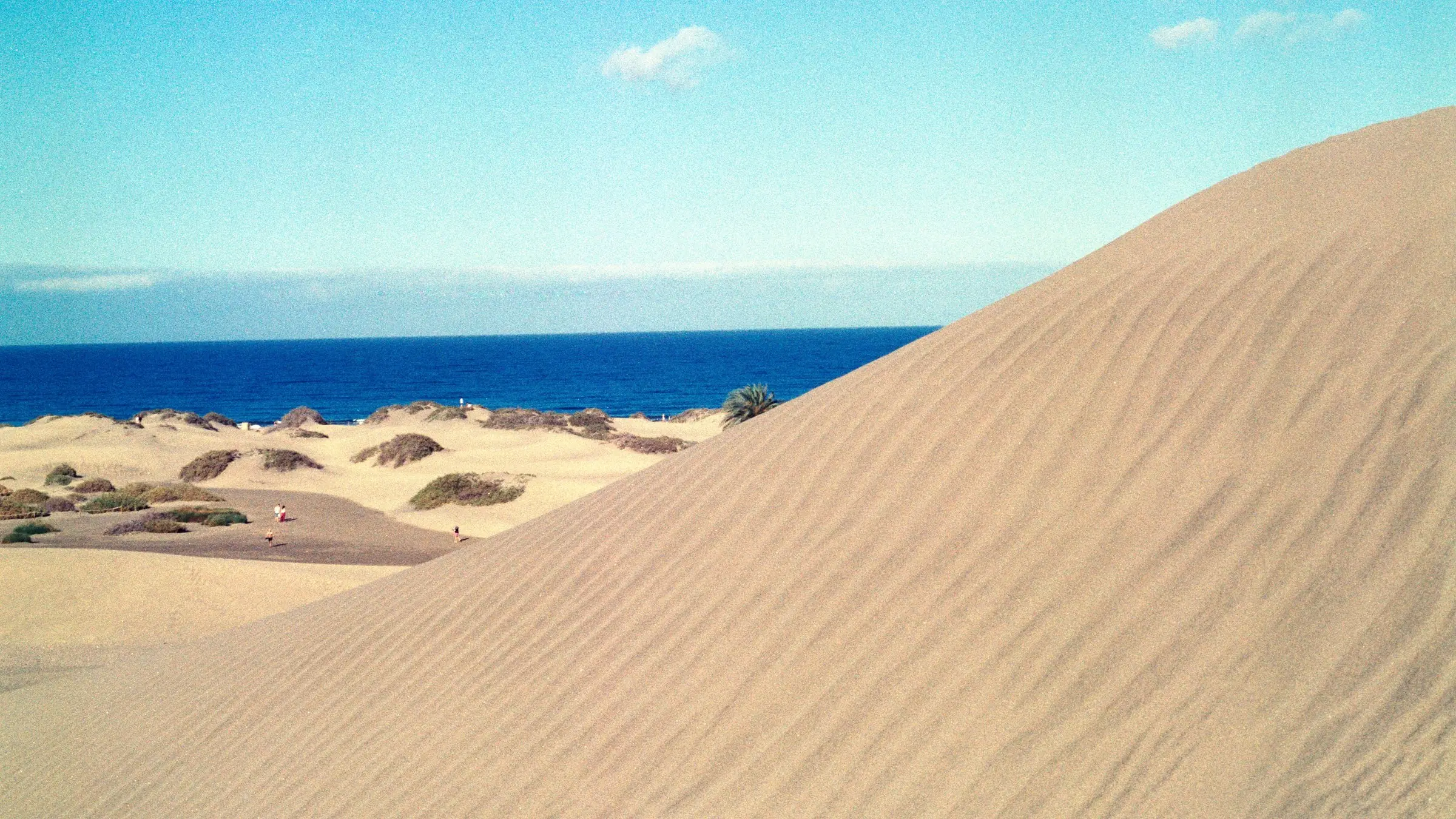 Dunele de nisip din Maspalomas, cu oceanul în fundal, Gran Canaria