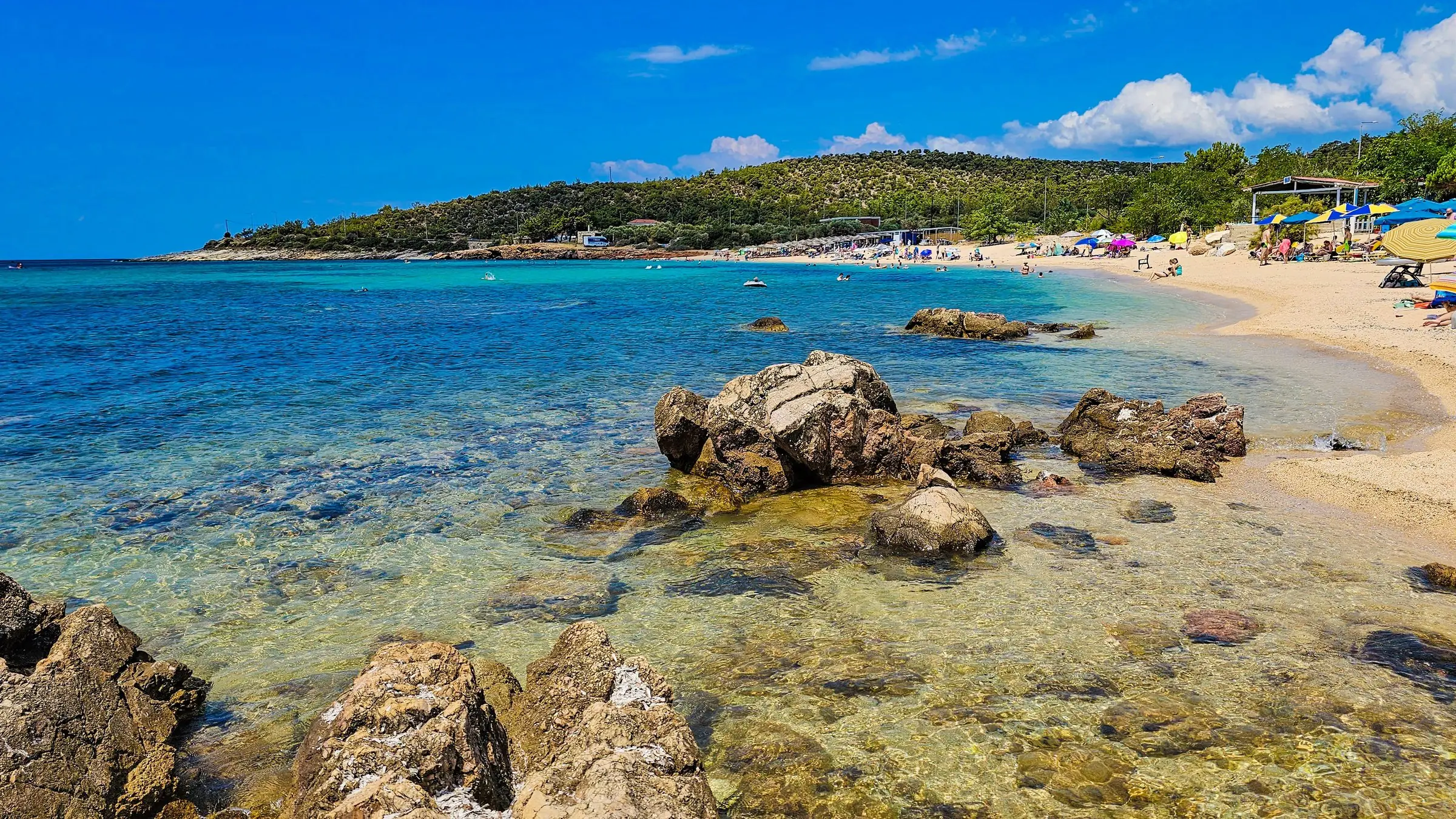 Plajă cu apă limpede și stânci pe insula Thassos