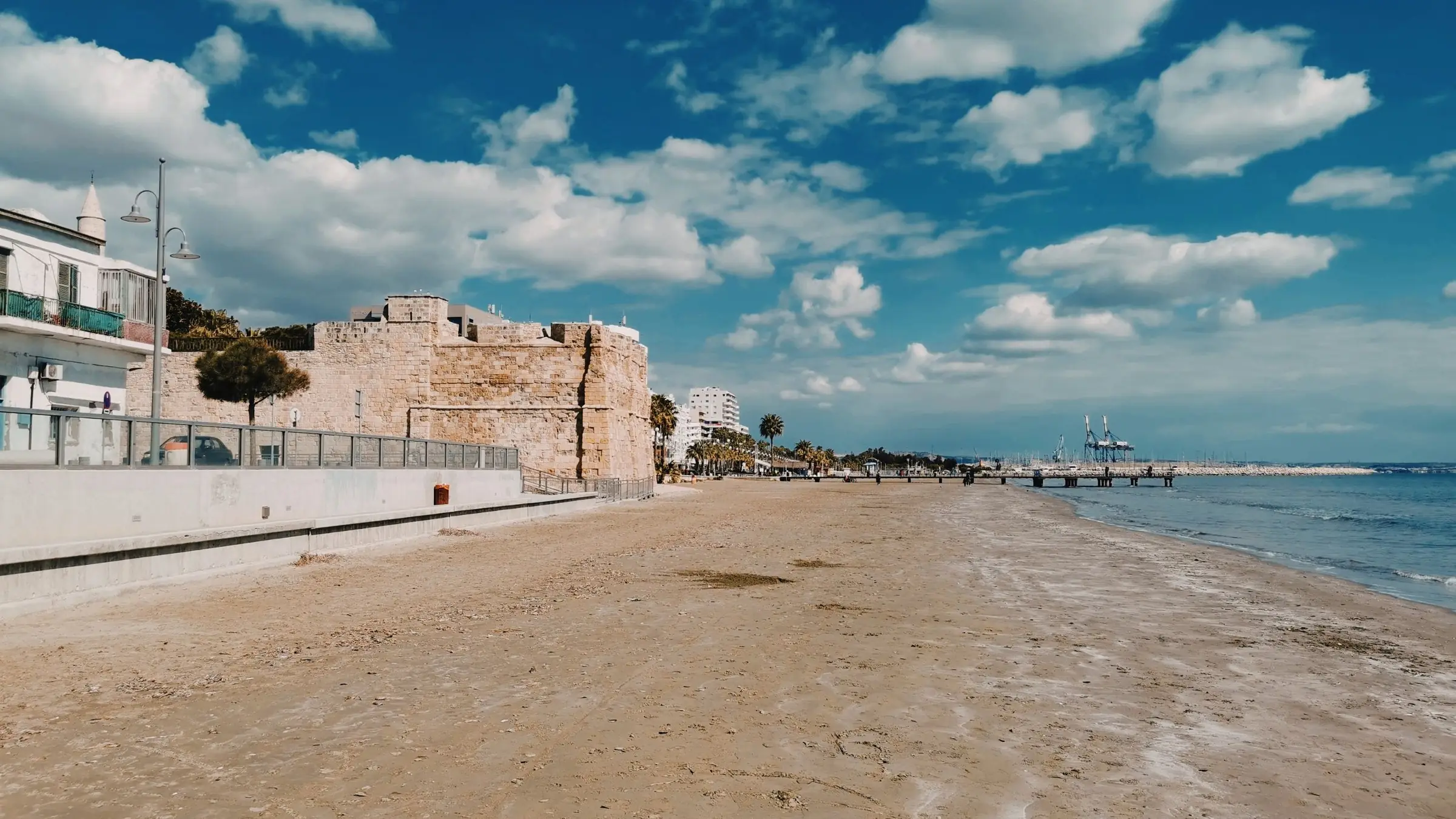 Portul din Paphos și fortul medieval, văzute de sus