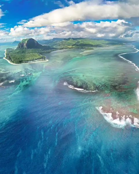 Muntele Le Morne Brabant și recifele din sud-vestul insulei Mauritius, văzute din aer