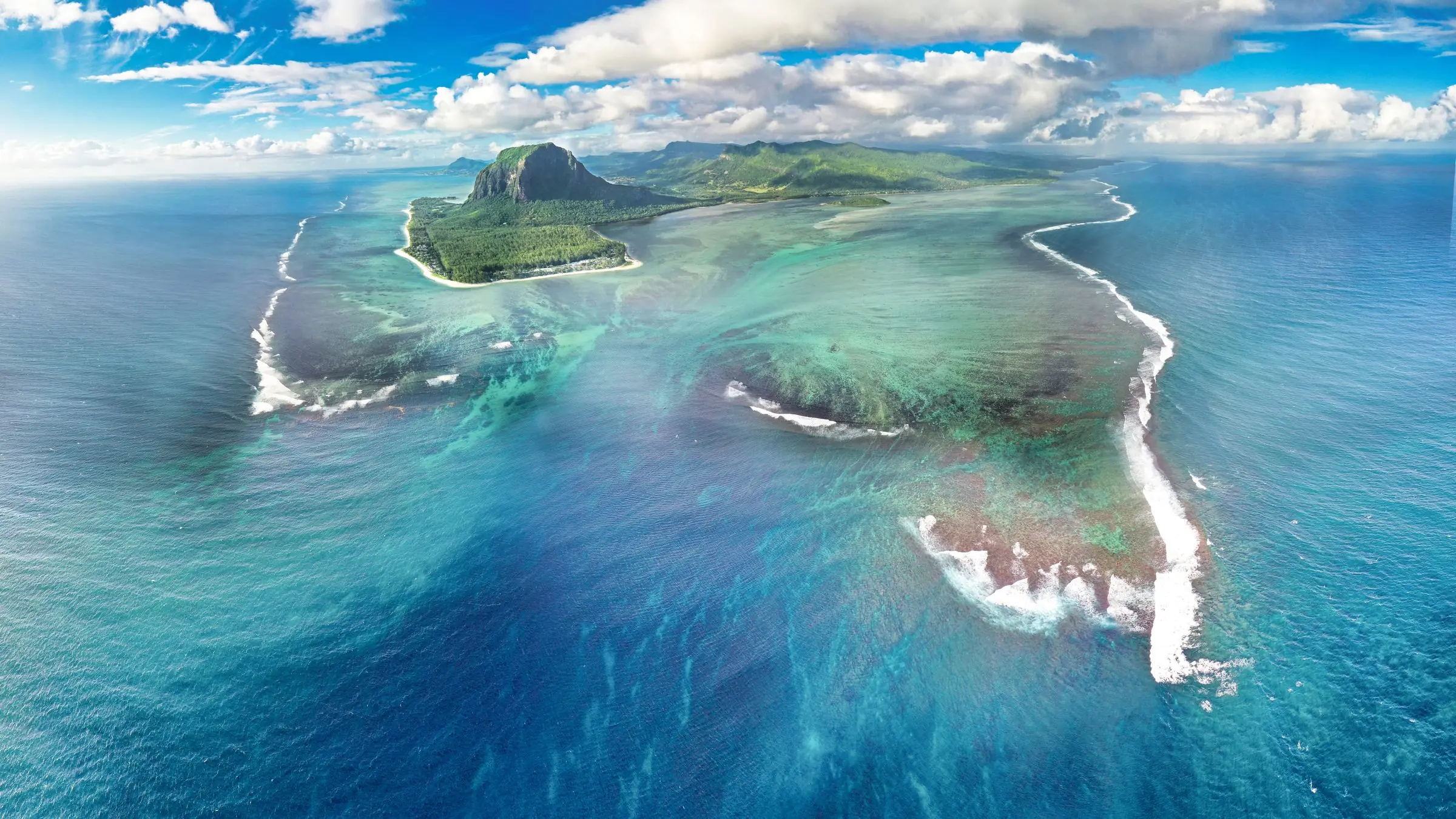 Muntele Le Morne Brabant și recifele din sud-vestul insulei Mauritius, văzute din aer