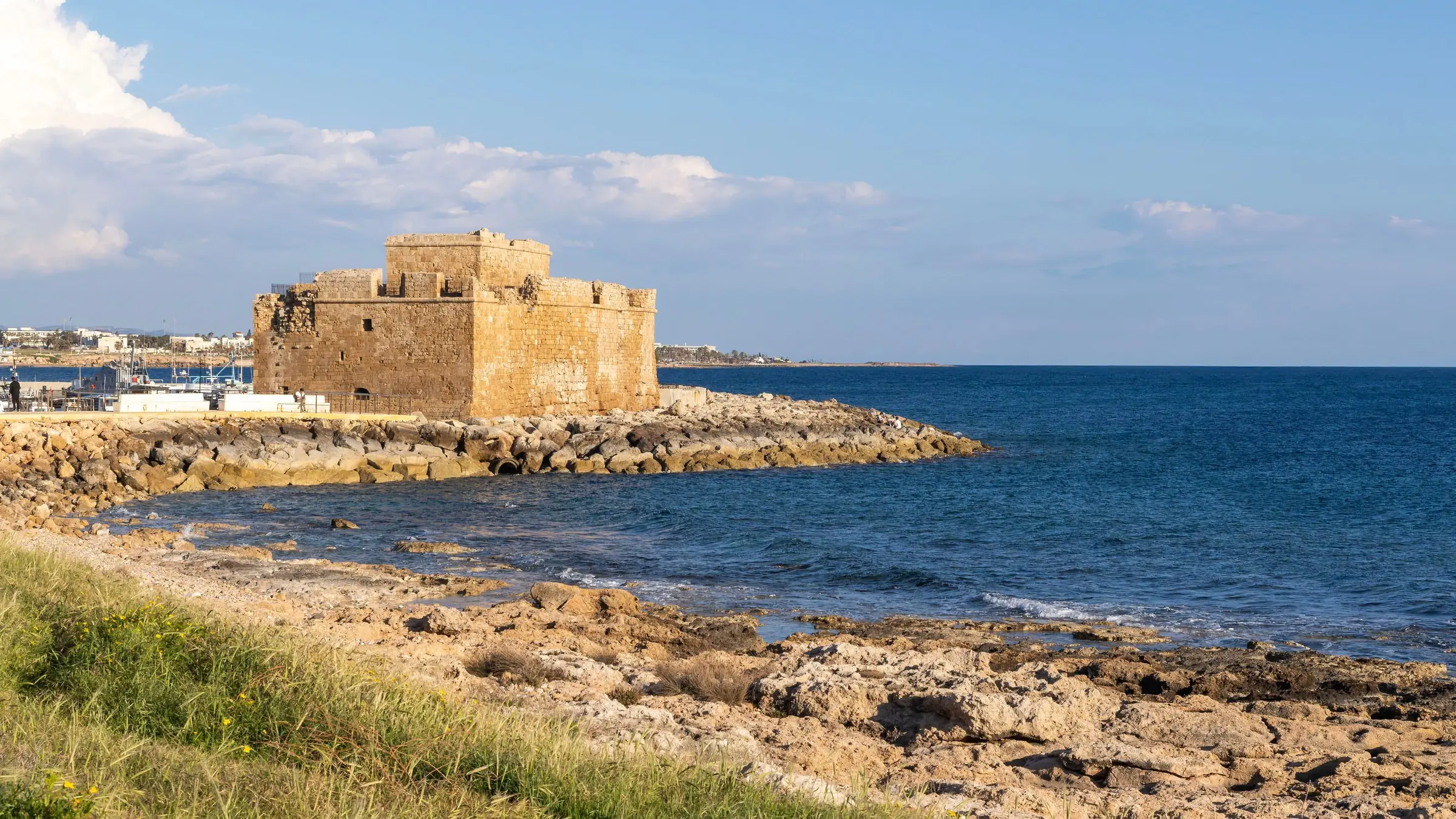Portul din Paphos și fortul medieval, văzute de sus