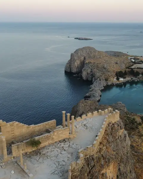 Coasta stâncoasă de lângă Lindos, pe insula Rodos