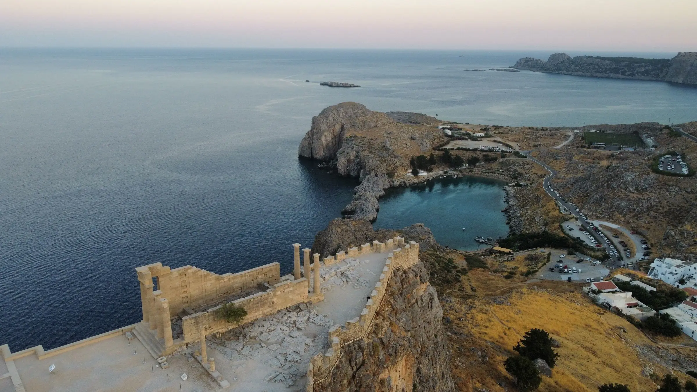 Coasta stâncoasă de lângă Lindos, pe insula Rodos