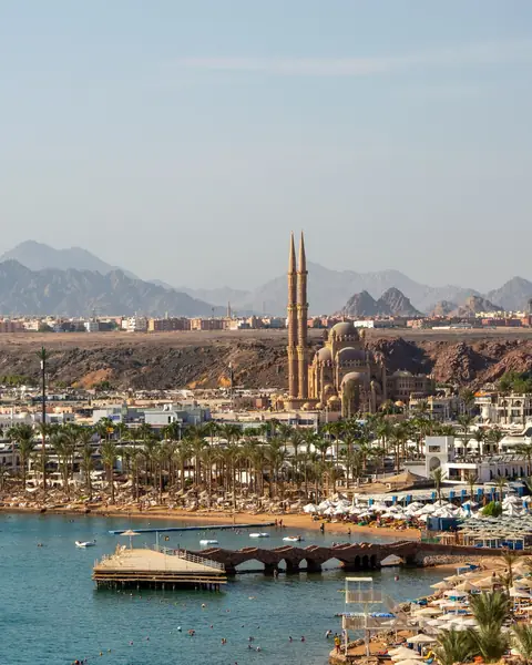 Bărci de scufundări pe Marea Roșie la apus, în Sharm el Sheikh