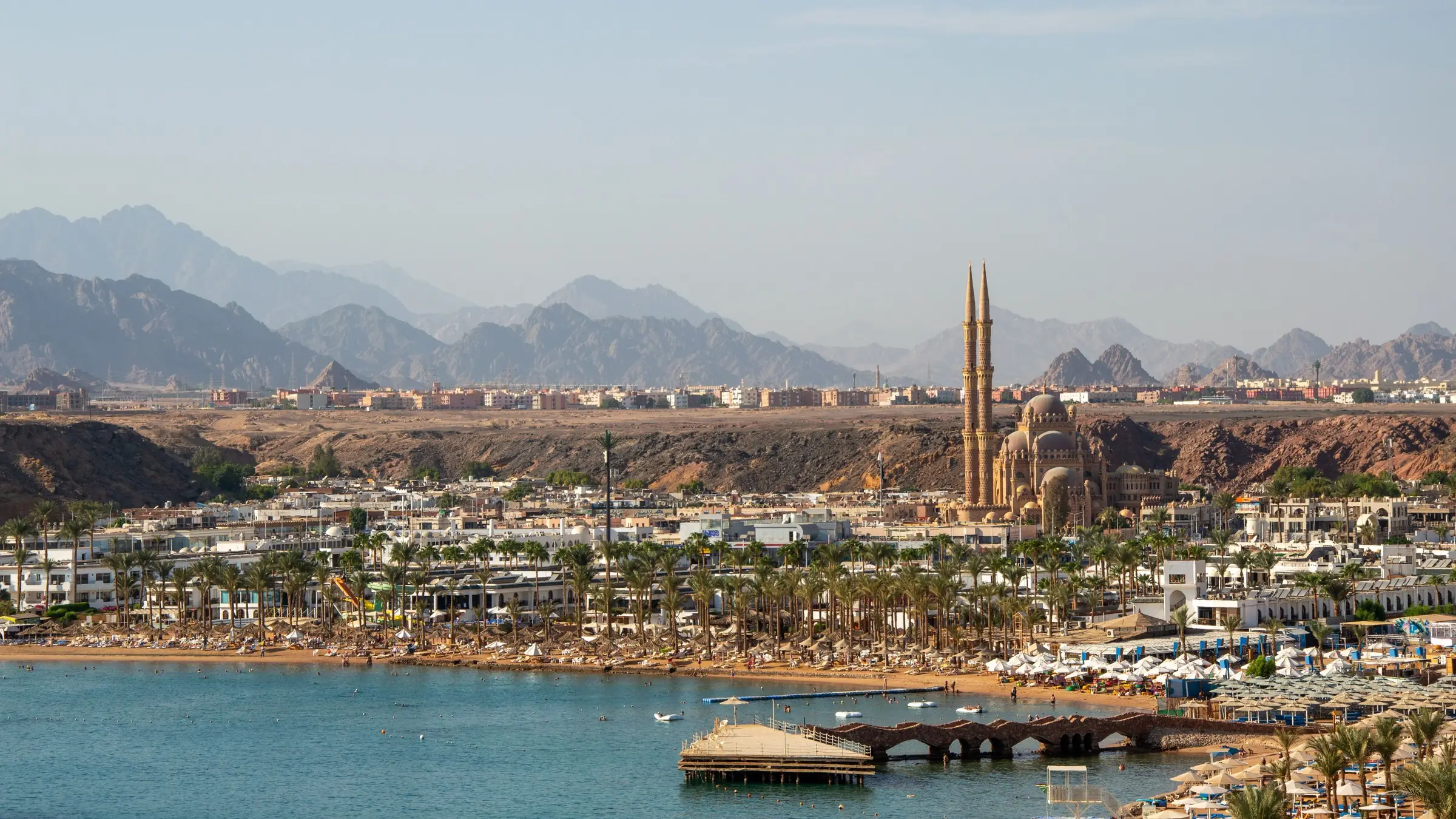Bărci de scufundări pe Marea Roșie la apus, în Sharm el Sheikh