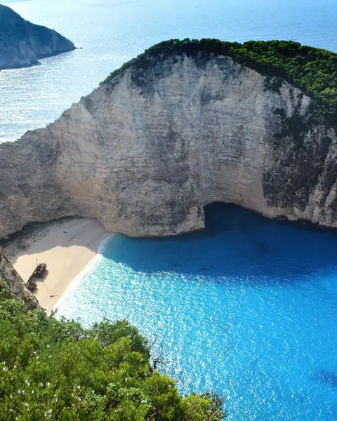 Plaja Navagio din Zakynthos, cu epava între falezele albe