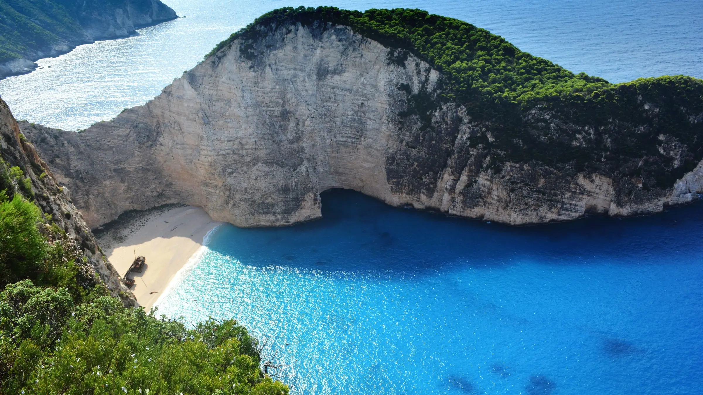 Plaja Navagio din Zakynthos, cu epava între falezele albe